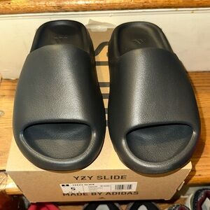 Yeezy Slides Onyx NWT